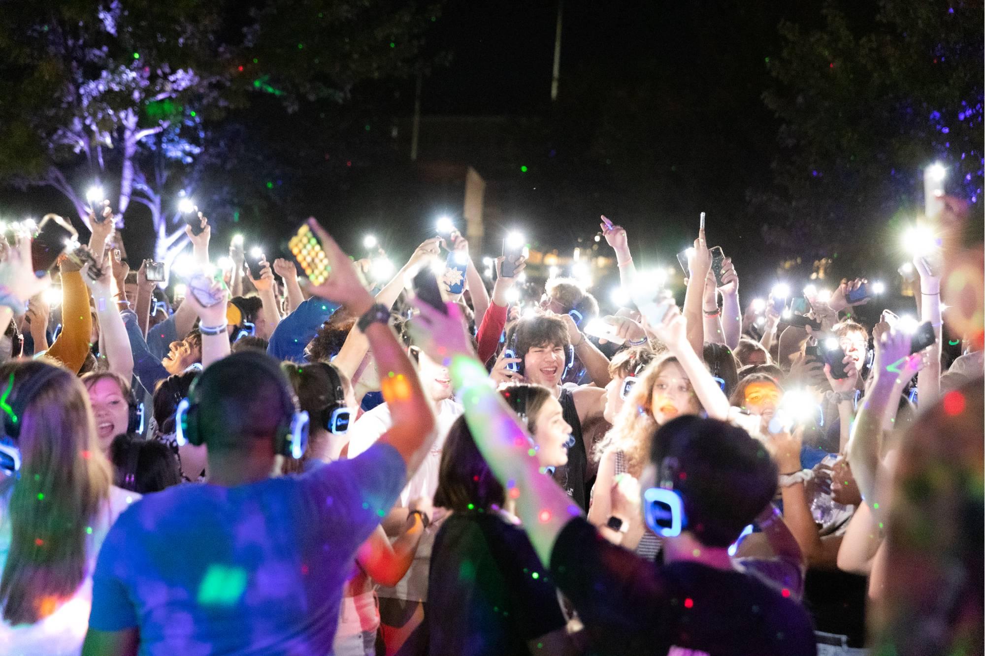 Students dancing and singing during a silent disco on 艾伦代尔 campus